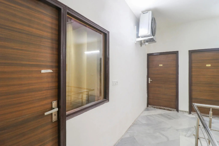 OYO 70049 Hotel Royal Palace 2