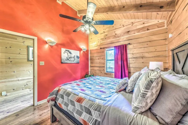 Updated Ruidoso Cabin w/ Spacious Deck & View