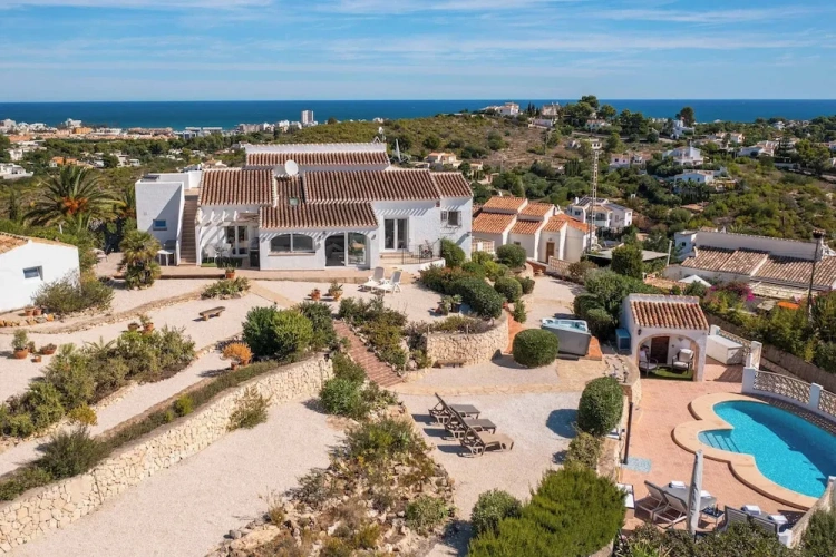 4 Bedrooms Villa