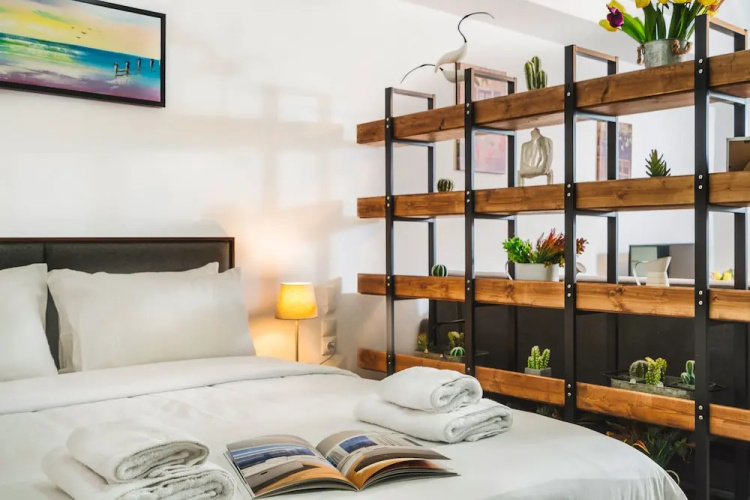 Sanders Home Suites - Inviting Downtown Studio