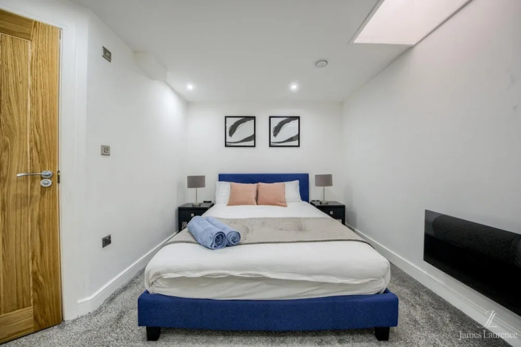 21 The Hallmark Bond St - Rhys Davis
