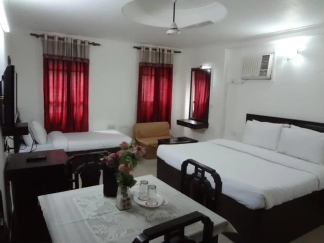 Standard Triple room