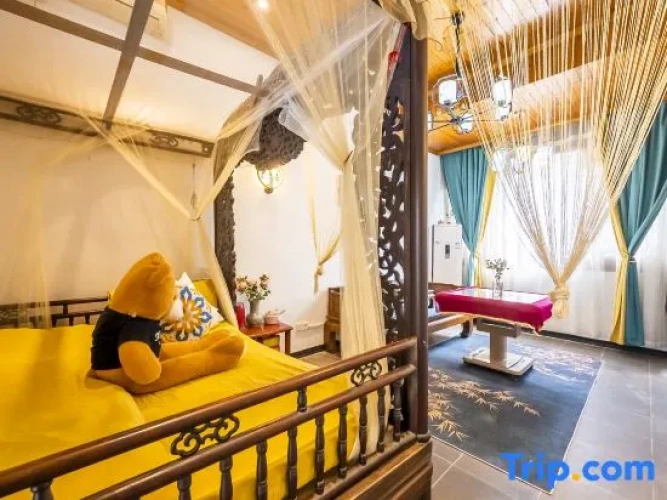 2 Bedrooms Suite with courtyard view