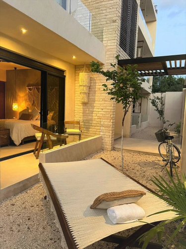 Stylish and Bright Studio Near the Pool