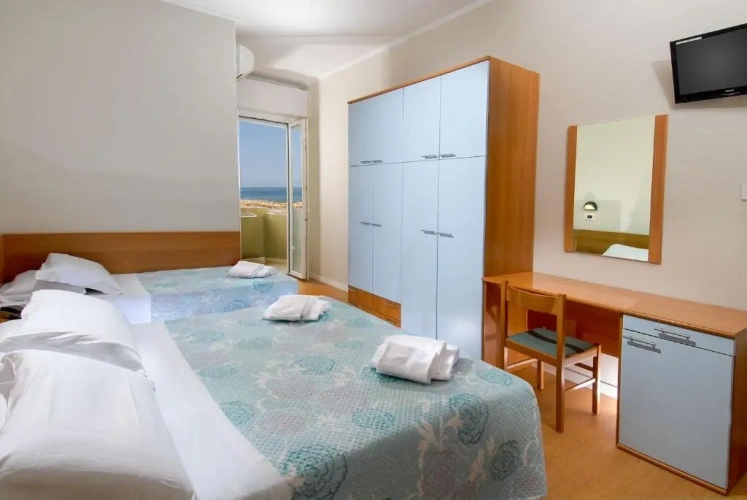 Standard Triple room