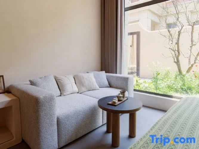 Standard Twin room with courtyard view
