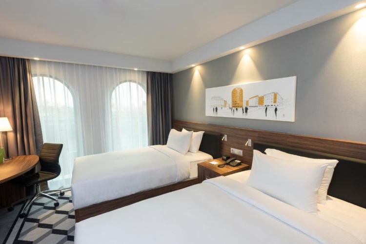 Twin room with City View