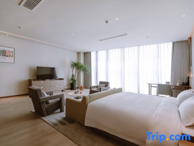 Suite with lake view