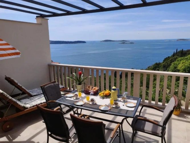 2 Bedrooms Apartment with sea view