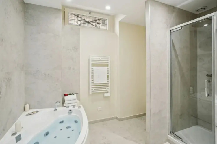 Ganneron in Paris With 1 Bedrooms and 1 Bathrooms