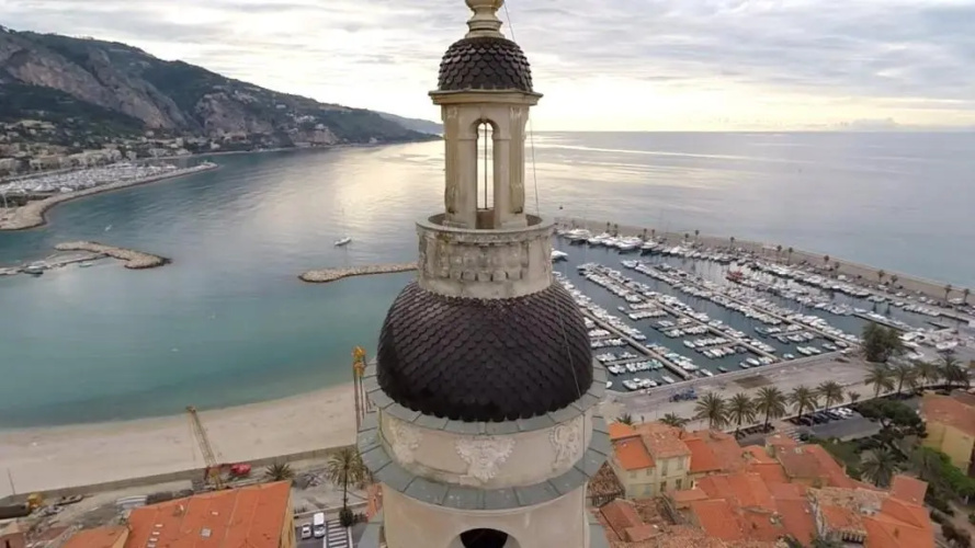 Menton nella vecchia città con vista mare