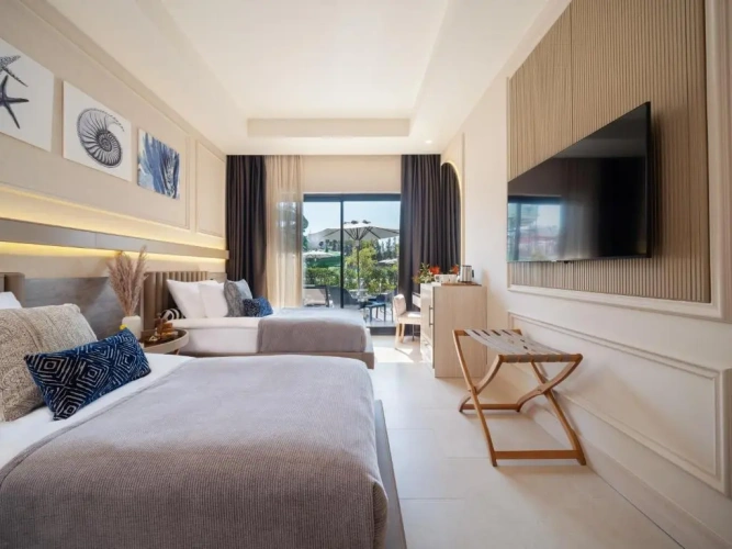Deluxe Swim-Up room