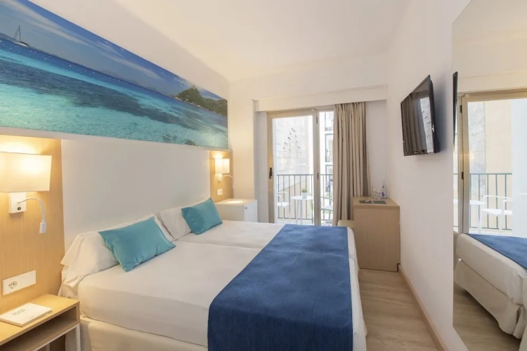 Standard Triple room with balcony