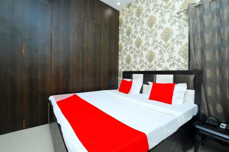 Oyo 43846 Hotel R2d