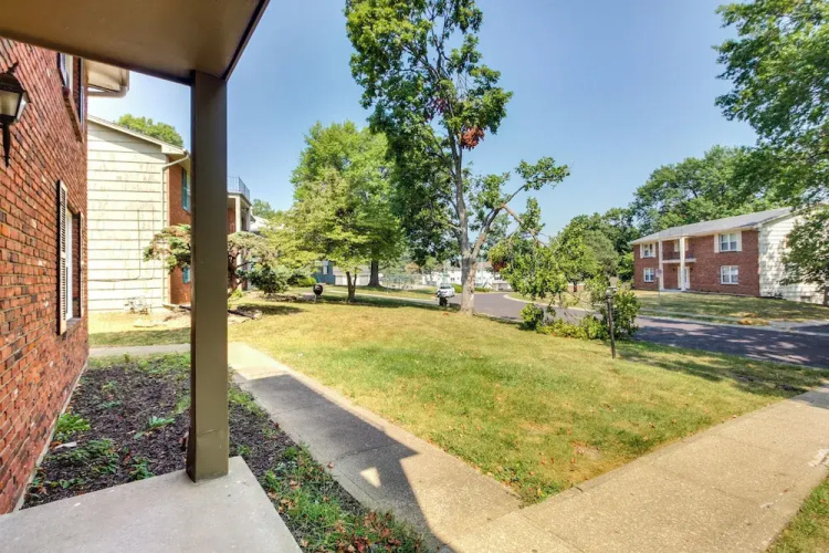 Pet-friendly Overland Park Condo With Pool Access!