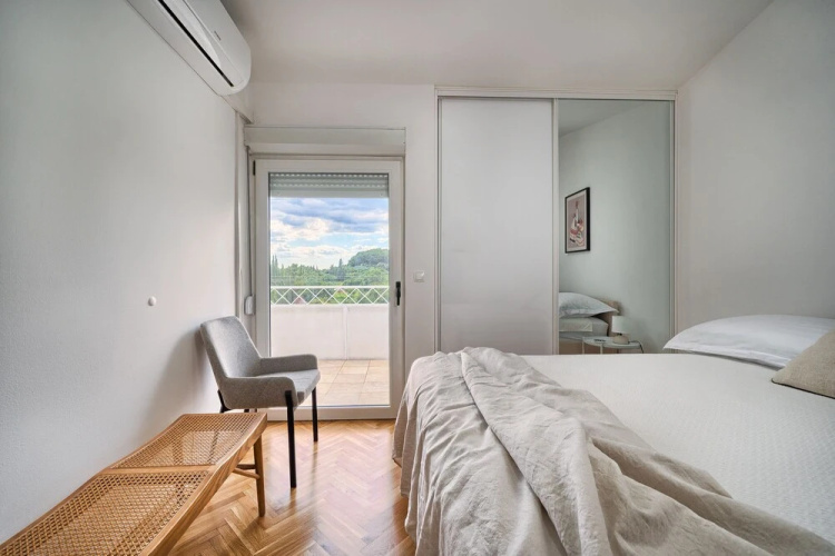 A - Luxury apt w big Balcony, 4 min Walk to Beach