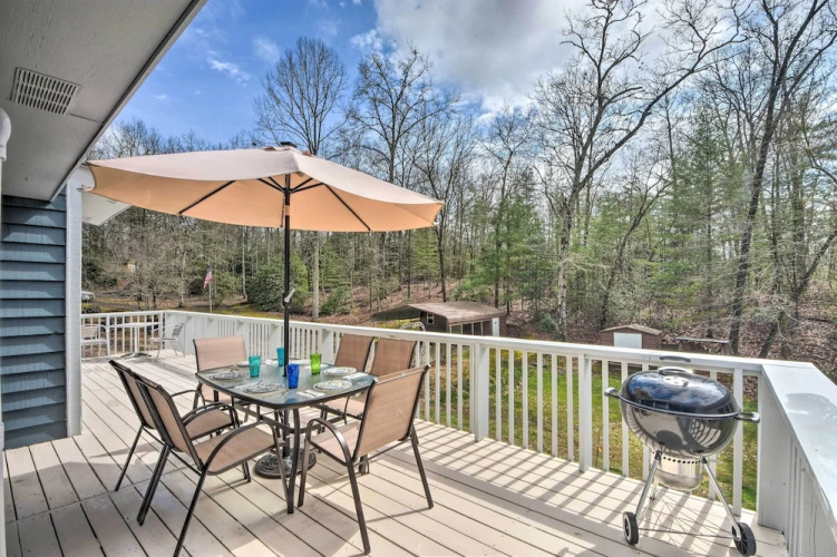 Hot Tub, Fire Pit: Family-friendly Murphy Home