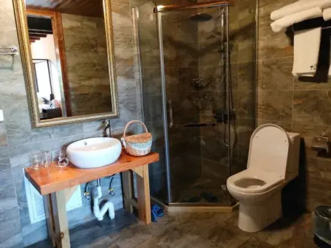Mogan Mountain Xiaofeng Mujing Xiangye Hot Spring Hostel