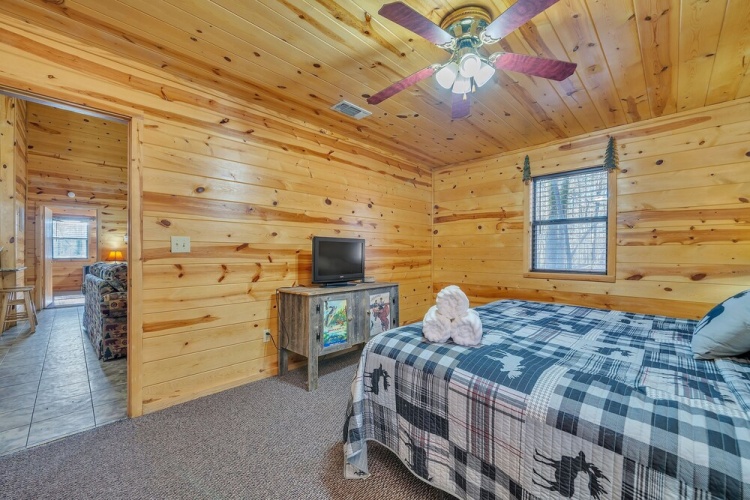 The Honeysuckle 2 Bedroom Cabin by Redawning
