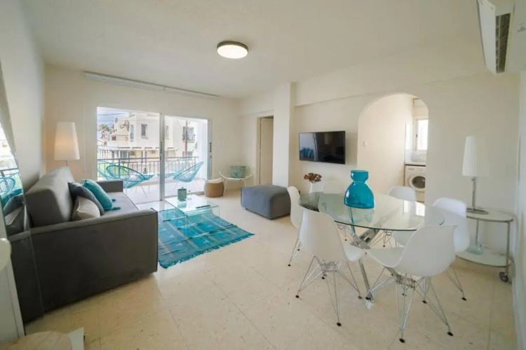 2bed Apartment by the Sea