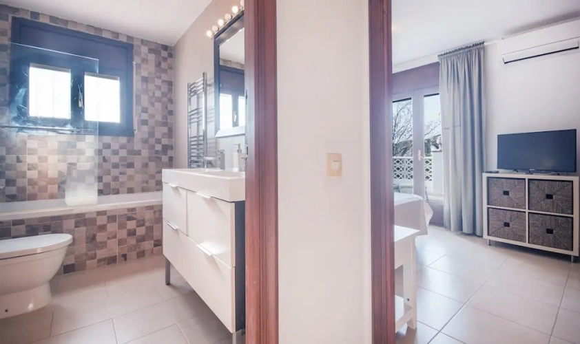 4 Bedrooms Villa