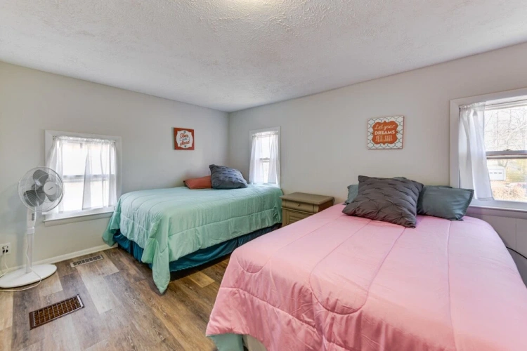 4 Bedrooms Cottage