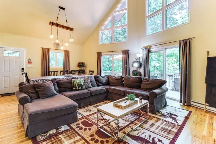 Furnished Deck + Fire Pit: Poconos Outdoorsy Gem