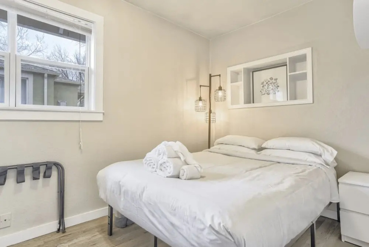 2BR Central Location Big Backyard & Dog Friendly!