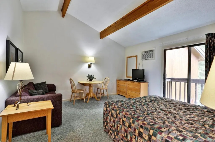 Cedarbrook Queen Studio 207