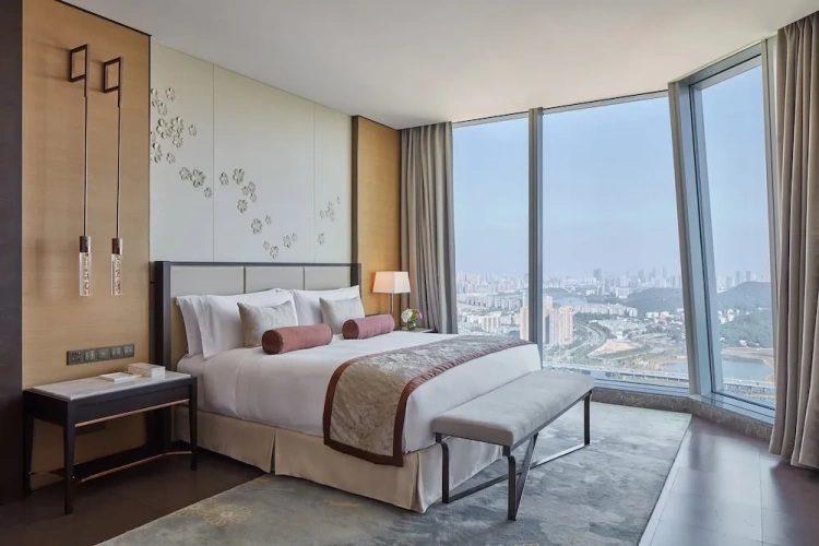 Jin Mao Premier Double Suite with lake view