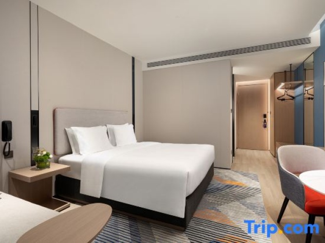 Standard Quadruple room with city view