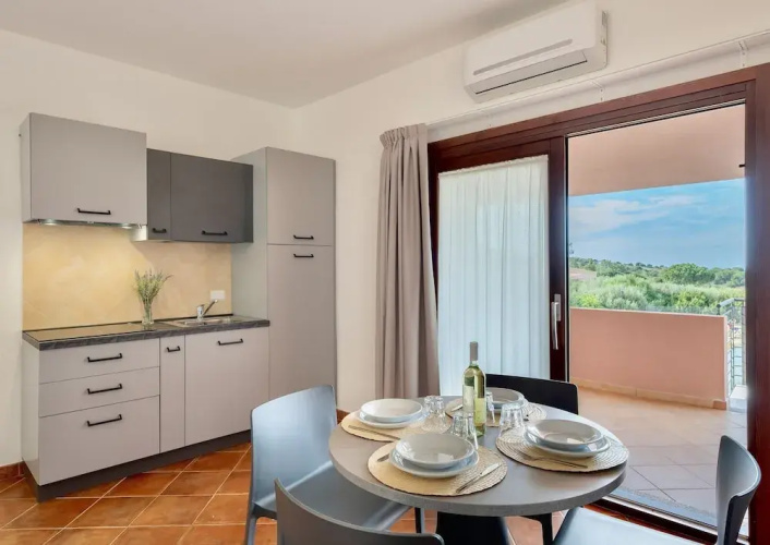 Residence with pool in Isola Rossa