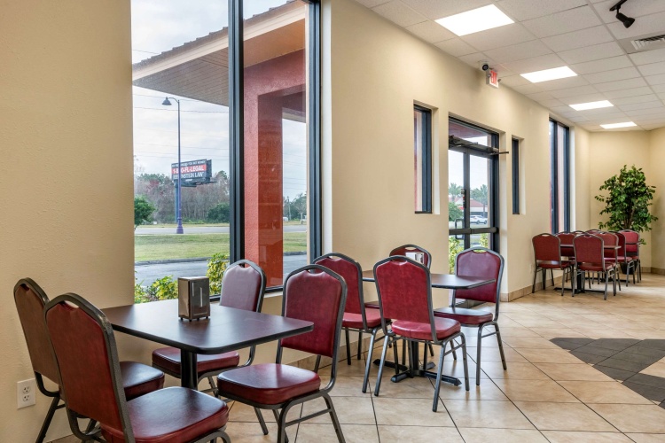 Econo Lodge Inn & Suites Maingate Central photo 8