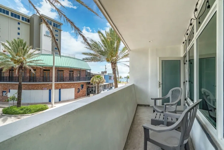 2 Bedrooms Comfort Apartment with balcony and with partial ocean view