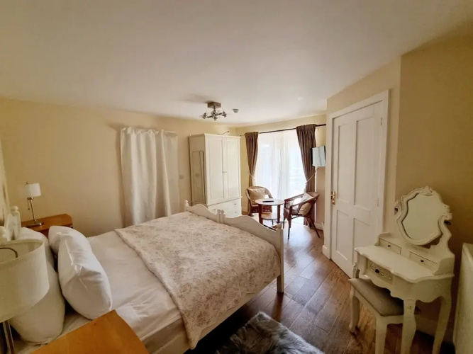 Oak Tree Rooms