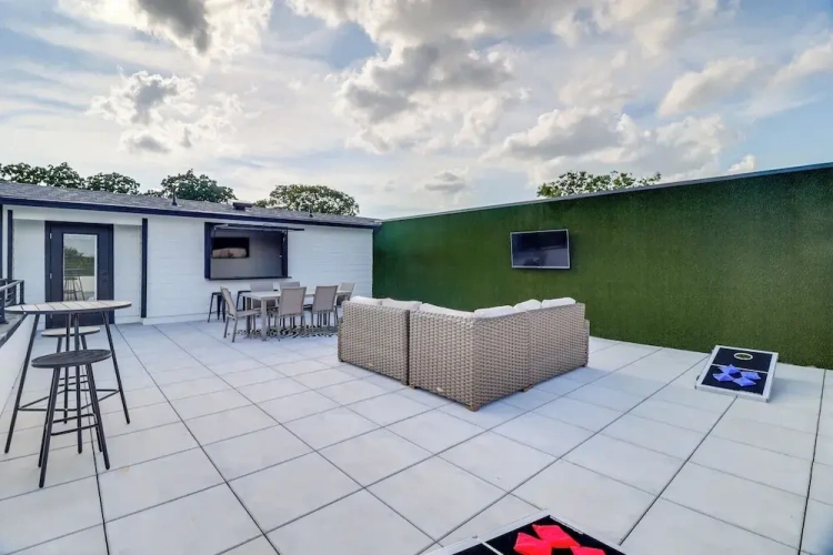 5 Bedrooms Apartment