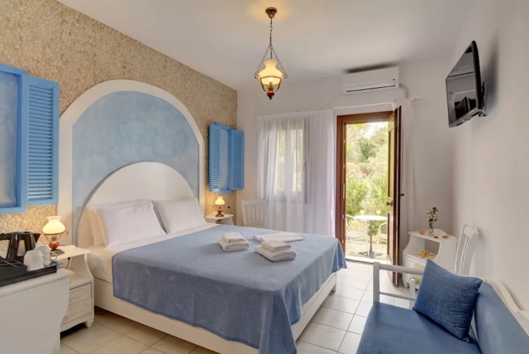 Superior Double room with balcony and with partial sea view