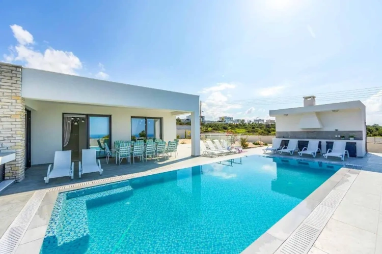 5 Bedrooms Villa