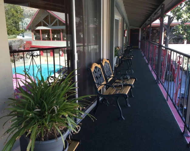 Piazza's Pine Cone Inn