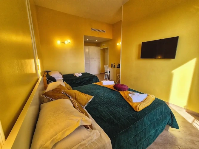 Deluxe Triple room with city view