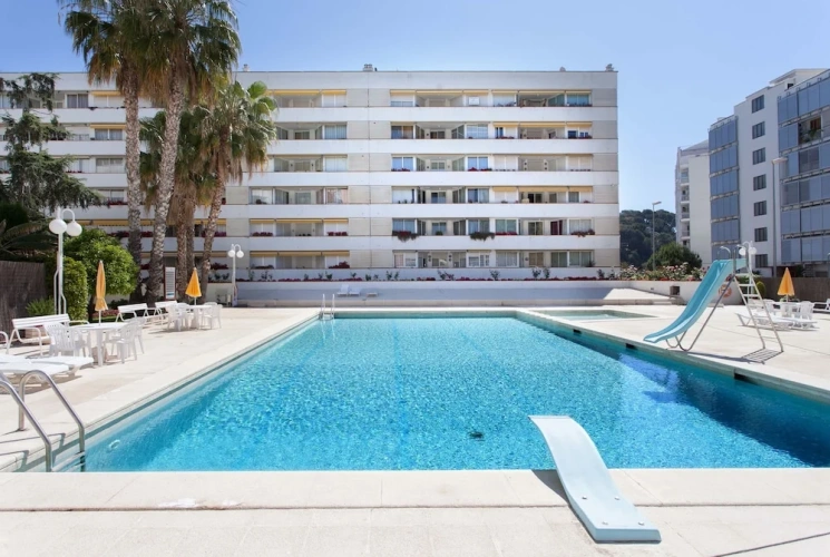 2 Bedrooms Apartment with partial sea view