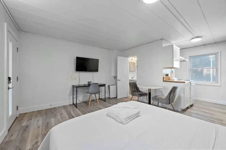 Chic City Retreat 93E