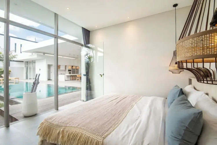 Spectacular 4BR Villa, 400m to Beachfront Elegance