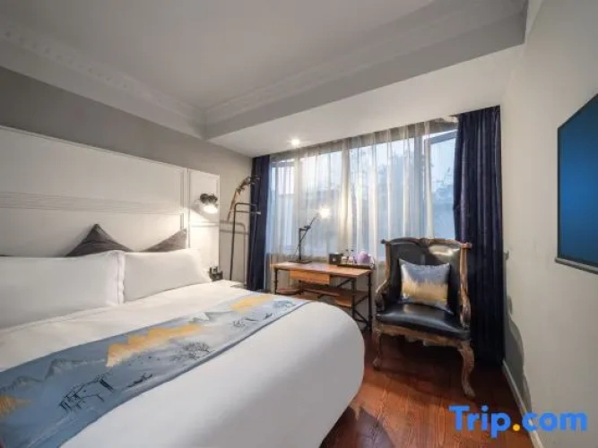 Standard Double room with street view