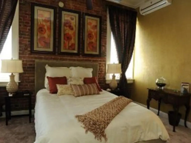 Hamilton House Inn