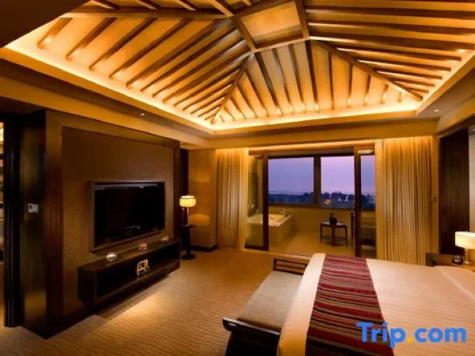 1 Bedroom Double Suite with lake view