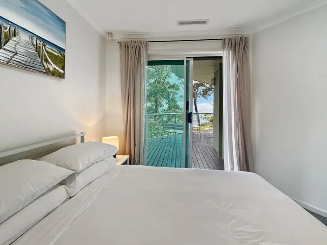Spacious 4-bed Home With Coastal Charm