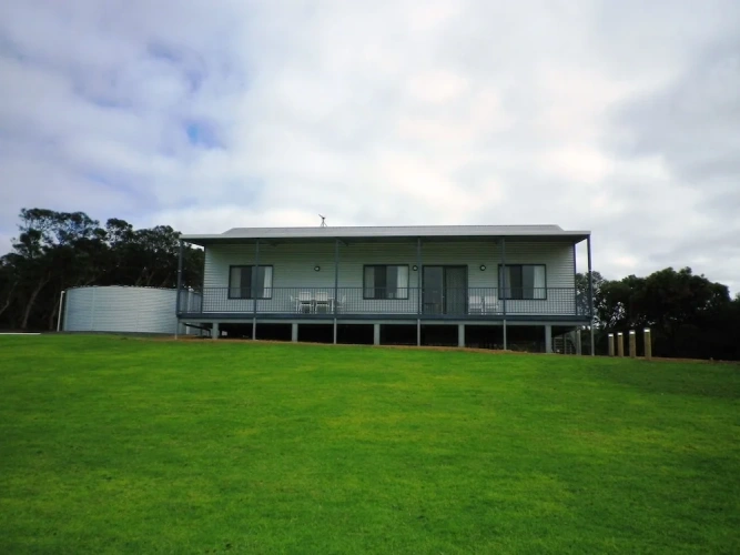 3 Bedrooms Executive Cottage with balcony and with lake view