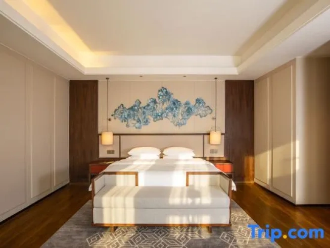 Suite with lake view