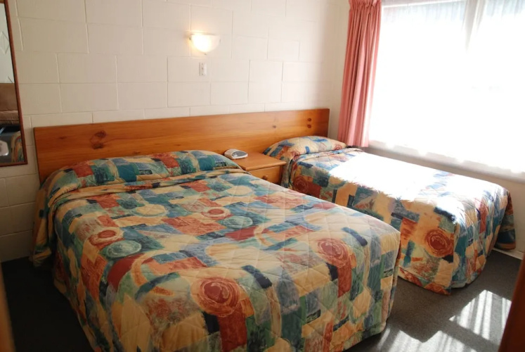 Manhattan Lodge Motel